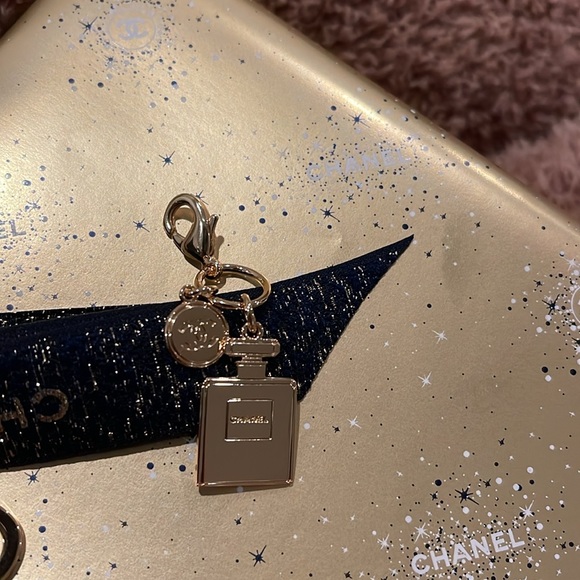 AUTHENTIC CHANEL HOLIDAY 2023 CHARM - Picture 2 of 7